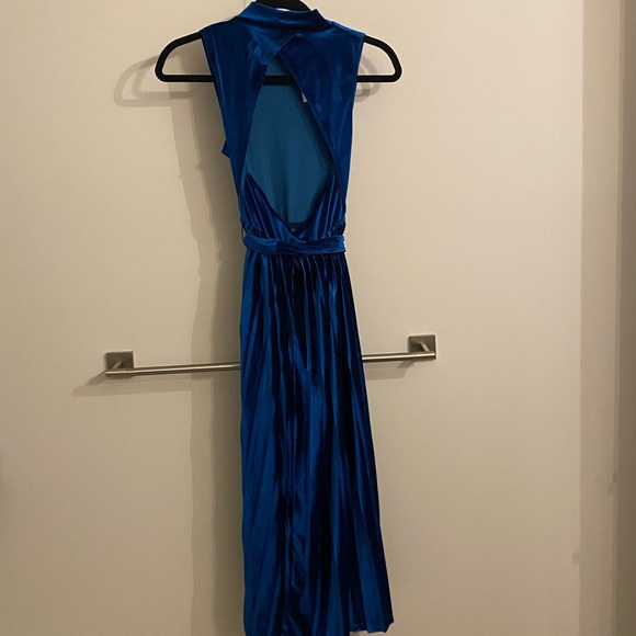 ASOS Design sleeveless high neck pleated open back velvet midi dress - Picture 5 of 5